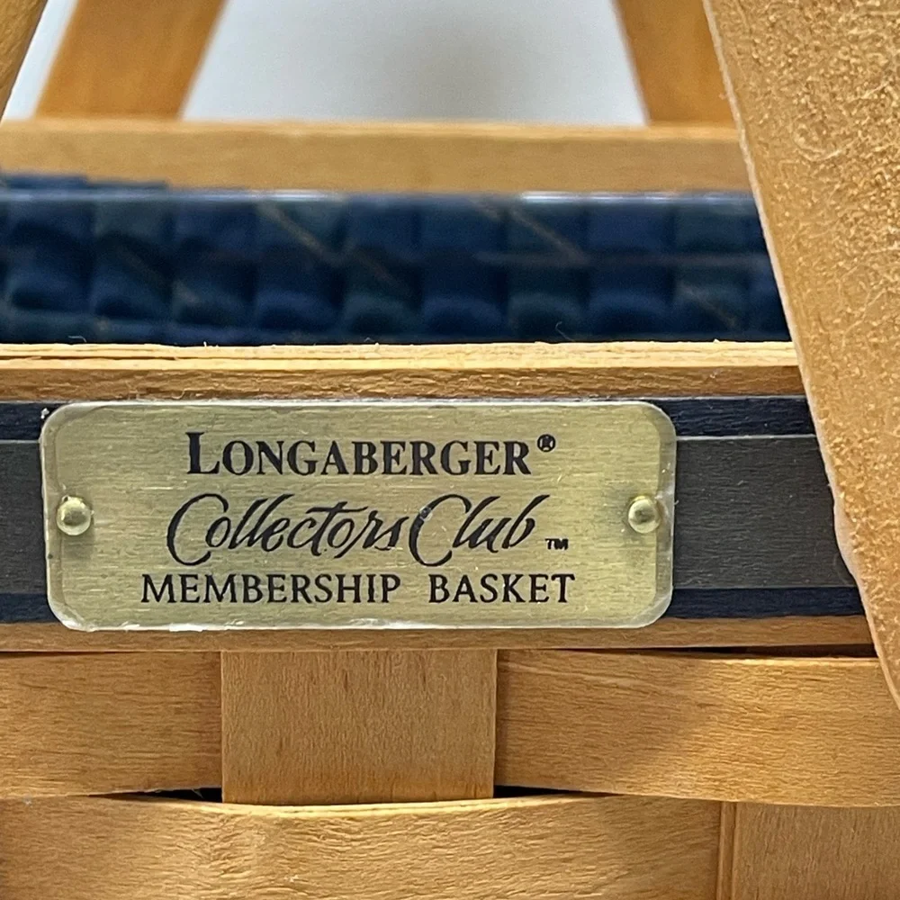Leuenberger collectors club double handle basket with green accent fabric liner